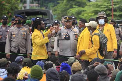 Aksi menolak pemekaran Daerah Otonomi Baru (DOB) di depan Perumas II Waena, Jalan Raya SPG Taruna Bakti, Kota Jayapura, Papua, 8 Maret 2022.  ANTARA/Gusti Tanati