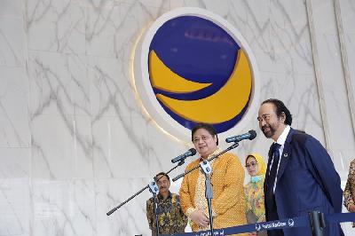 Ketua Umum Partai Nasdem Surya Paloh (kanan) bersama Ketua Umum Partai Golkar Airlangga Hartarto (kiri) memberikan keterangan pers usai melakukan pertemuan di Nasdem Tower, Jakarta, 10 Maret 2022. TEMPO/M Taufan Rengganis