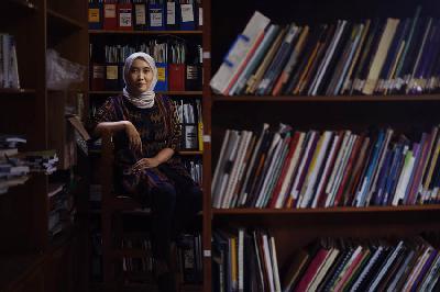 Direktur Lembaga Bantuan Hukum Asosiasi Perempuan Indonesia untuk Keadilan (LBH APIK) Jakarta, Siti Mazumah di kantor LBH APIK, Kramat Jati, Jakarta Timur, 11 Maret 2022. TEMPO/Nita Dian