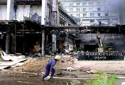Petugas pemadam kebakaran memadamkan api akibat ledakan bom di Hotel JW Marriott, Jakarta, 5 Agustus 2003. Dokumentasi TEMPO/Wahyu Setiawan