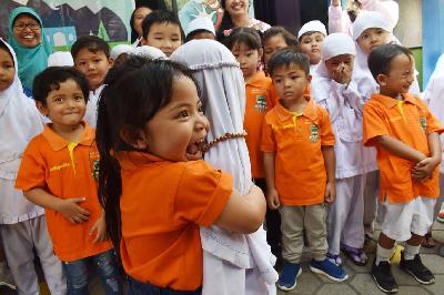 Ilustrasi toleransi beragama pada Siswa TK Santo Bernardus yang berpelukan dengan siswa TK Aisyiyah Bustanul Athfal (ABA) saat melakukan kunjungan berbagi kasih di TK ABA Kota Madiun, Jawa Timur, 2019. ANTARA/Siswowidodo.