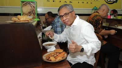 Ketua Dewan Komisioner Otoritas Jasa Keuangan Wimboh Santoso. saat menikmati soto ayam di Kota Solo, 10 Maret 2022. Humas OJK