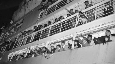 Kedatangan Kapal "Sibajak" yang mengangkut imigran asal Indonesia di Rotterdam, Belanda, Januari 1958.  Nationaal Archief