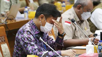 Menteri Kesehatan Budi Gunadi Sadikin mengikuti rapat kerja evaluasi penanganan Covid-19 di Kompleks Parlemen, Senayan, Jakarta, 8 November 2021. TEMPO/M Taufan Rengganis