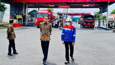 Presiden Jokowi meninjau Terminal BBM Sanggaran di Denpasar, Bali, 3 Desember 2021. BPMI Setpres/Laily Rachev