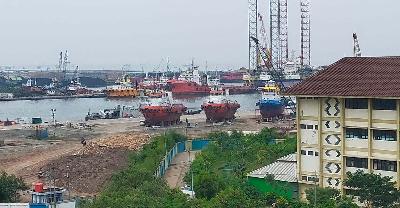 Kapal tongkang bermuatan batubara saat bongkar muat di Pelabuhan Marunda yang berjarak sekitar 1 kilometer dari pemukiman Rusun Marunda, Jakarta, 29 Januari 2022. Foto: Istimewa