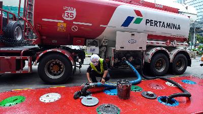 Pumping fuel at a gas station in Kuningan, Jakarta, February 2021.
Tempo/Tony Hartawan
