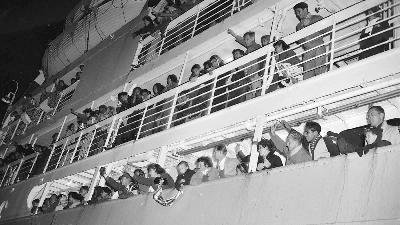 The arrival of the Sibajak ship carrying Indonesian immigrants in Rotterdam, Netherlands, January 1958.
Nationaal Archief
