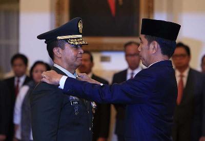 Presiden Joko Widodo atau Jokowi (kanan) saat melantik Andika Perkasa sebagai Kepala Staf TNI Angkatan Darat di Istana Negara, Jakarta, 2018. TEMPO/Amston Probel
