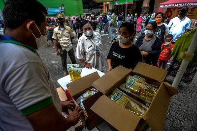 Warga membeli sembako murah di Kantor Kelurahan Cililitan, Jakarta. Tempo/Tony Hartawan