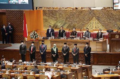 (dari kiri) Calon Anggota KPU 2022-2027 terpilih saat disahkan dalam rapat paripurna ke-16 masa persidangan III tahun 2021-2022 di Kompleks Parlemen, Senayan, Jakarta, 18 Februari 2022. TEMPO/M Taufan Rengganis
