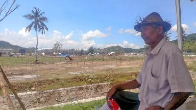 Dirate (60) berjaga di sekitar lahannya, di dalam sirkuit Mandalika, yang masih bersengketa dengan ITDC di Pulau Lombok, Nusa Tenggara Barat, 15 Maret 2022. Abdul Latief Apriaman