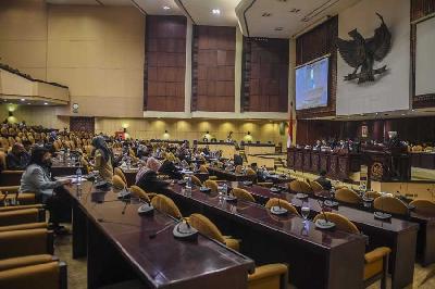 Sejumlah anggota DPD mengikuti Rapat Paripurna DPD  ke-9 di Kompleks Parlemen, Senayan, Jakarta, 15 Maret 2022. ANTARA/Galih Pradipta