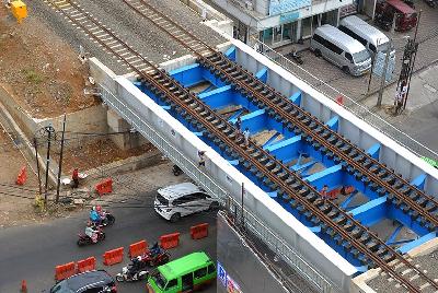 Proyek pembangunan jalur ganda rel kereta api Bogor-Sukabumi di Kelurahan Empang, Kota Bogor, Jawa Barat, 12 Februari 2022. ANTARA/Arif Firmansyah