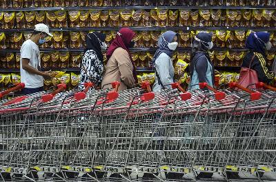 Warga antre membeli minyak goreng di Asia Plaza, Kota Tasikmalaya, Jawa Barat, 25 Februari 2022. ANTARA/Adeng Bustomi