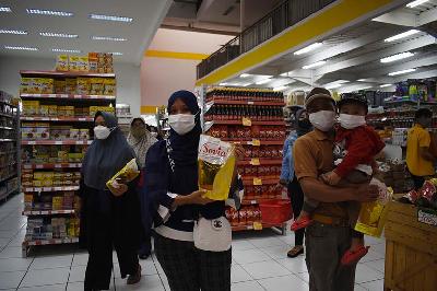 Warga membeli minyak goreng kemasan 2 liter yang dijual terbatas di Borma, Bandung, Jawa Barat, 18 Februari 2022. TEMPO/Prima Mulia