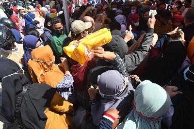 Warga antre membeli minyak goreng dalam operasi pasar murah di Palu, Sulawesi Tengah, 15 Maret 2022.  ANTARA/Mohamad Hamzah