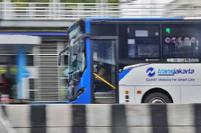 Bus Transjakarta melintas di halte Harmoni, Jakarta, 15 Januari 2021. TEMPO/Nita Dian