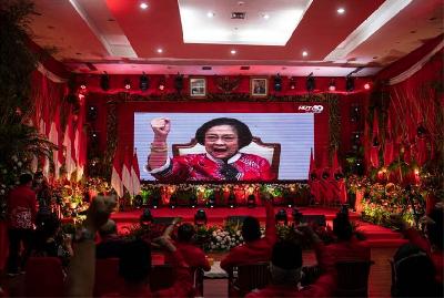 Ketua Umum DPP PDI Perjuangan Megawati Soekarnoputri tampil di layar saat menyampaikan pidato politiknya dalam peringatan HUT Ke-49 PDIP di kantor DPP PDIP, Jakarta Pusat, 10 Januari 2022. ANTARA/Sigid Kurniawan