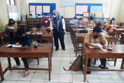 Siswa mengikuti pelajaran saat Pembelajaran Tatap Muka terbatas di SDPN 037 Sabang, Bandung, Jawa Barat, 16 Maret 2022. TEMPO/Prima Mulia