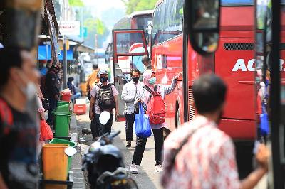 Calon penumpang menaiki bus mudik di Terminal Bayangan, Kampung Rambutan, Jakarta, 19 April 2021. TEMPO/Subekti