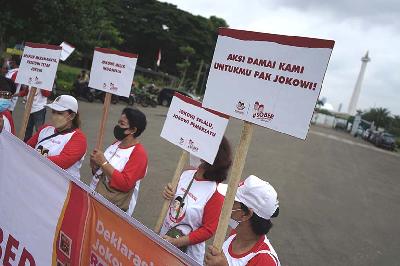 Massa dari Sobat JokPro 2024 menggelar aksi mendukung perpanjangan masa jabatan presiden di Patung Kuda, Jakarta, 15 November 2021. TEMPO/Muhammad Hidayat