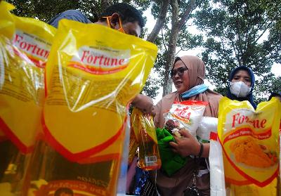 Warga membeli minyak goreng kemasan di Kelurahan Rancamaya, Kota Bogor, Jawa Barat, 16 Maret 2022. ANTARA/Arif Firmansyah