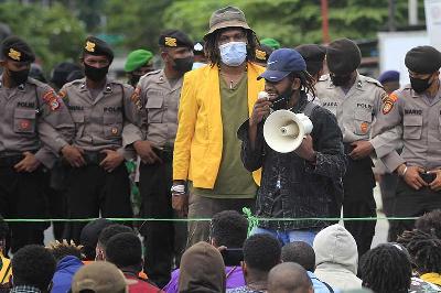 Mahasiwa melakukan aksi di depan Perumas II Waena menolak pemekaran Daerah Otonomi Baru, Jalan Raya SPG Taruna Bakti, Kota Jayapura, Papua, 8 Maret 2022. ANTARA/Gusti Tanati