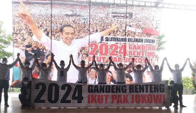 Anggota Relawan Jokowi Cirebon Raya melakukan deklarasi dukungan Presiden Joko Widodo untuk maju dalam Pemilu 2024 di Cirebon, Jawa Barat, 6 Febaruari 2022.  ANTARA/Khaerul Izan