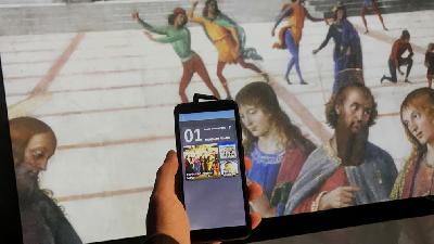 Perangkat Handphone disiapkan oleh pihak penyelenggara untuk mendengarkan atau membaca dari cerita visua di Pameran Magister Raffaello, Ciputra Artpreneur, Jakarta, 11 Maret 2022. TEMPO/Cristian Hansen