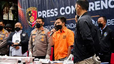 Tersangka kasus penipuan aplikasi Quotex Doni Salmanan (tengah) di Mabes Polri, Jakarta, 15 Maret 2022/TEMPO/ Faisal Ramadhan
