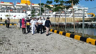 Plt Direktur Jenderal Perhubungan Laut, Mugen Sartoto bersama jajaran dari Kementerian Perhubungan melakukan inspeksi persiapan akomodasi Kapal KM Kelud, 20 Maret 2022.
