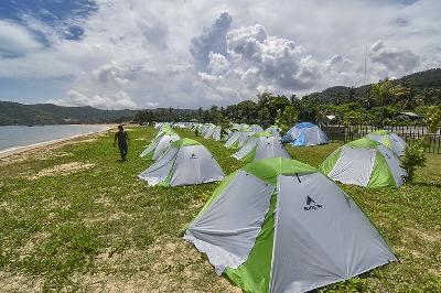 Pengunjung berjalan di area camping ground Kuta Beach Park The Mandalika, Kecamatan Pujut, Praya, Lombok Tengah, NTB, 9 Maret 2022.  ANTARA/Ahmad Subaidi