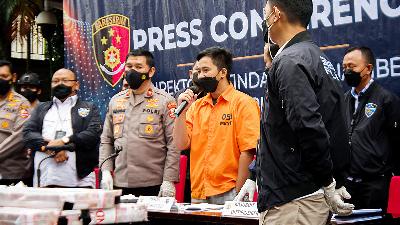 Doni Salmanan (center), the suspect in the Quotex app fraud case, at the National Police Headquarters, Jakarta, March 15.
TEMPO/Faisal Ramadhan
