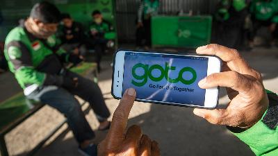 A Gojek service partner shows the new logo of the merger between Gojek and Tokopedia in Jakarta.
ANTARA PHOTOS/Aditya Pradana Putra
