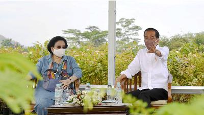President Joko Widodo and Megawati Soekarnoputri observing the Rumpin Modern Nursery, in Bogor Regency, West Java, March 10.
BPMI Setpres/Rusman
