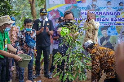 Wali Kota Bogor, Bima Arya menanam pohon durian saat peresmian Kampung Durian Rancamaya di Bogor Selatan, Kota Bogor, 16 Maret 2022. Dok. Pemkot Bogor
