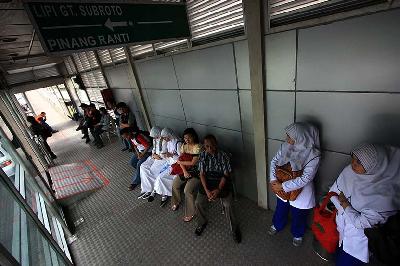 Calon penumpang menunggu Bus Transjakarta jurususan Pinang Ranti - Pluit di halte busway Gatot Subroto, Jakarta. Dok. TEMPO/ Eko Siswono Toyudho