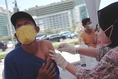 Warga mengikuti vaksin booster gratis di Gerai Vaksinasi Presisi, Bundaran HI, Jakarta, 20 Maret 2022. TEMPO/Muhammad Hidayat