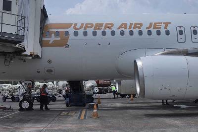 Pesawat maskapai Super Air Jet nomor penerbangan IU-763 tujuan Jakarta di Bandara Internasional Lombok, Nusa Tenggara Barat, 4 Desember 2021. TEMPO/Nita Dian