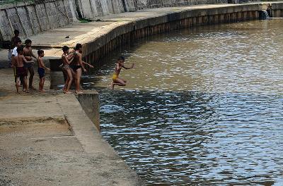 Anak-anak bermain di Sungai Ciliwung Lama, Cikini, Jakarta. TEMPO/Imam Sukamto