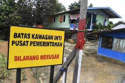 Patok batas Kawasan Inti Pusat Pemerintahan (KIPP) Ibu Kota Negara (IKN) Nusantara terpasang di Sepaku, Penajam Paser Utara, Kalimantan Timur, 13 Maret 2022. ANTARA/Hafidz Mubarak A