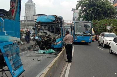 Polisi berjaga di lokasi tabrakan dua bus TransJakarta di Cawang, Jakarta, 25 Oktober 2021. ANTARA/HO-Satlantas Polres Metro Jaktim