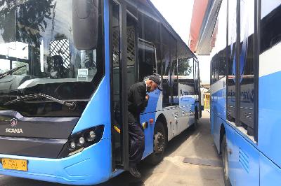 Pramudi Bus Transjakarta berhenti di SPBG Pemuda, Jakarta, 24 Februari 2022. TEMPO/Subekti