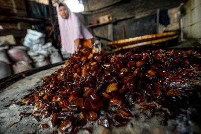 Pekerja menggoreng kerupuk kulit di Mampang, Jakarta, 9 Februari 2022. TEMPO/Tony Hartawan