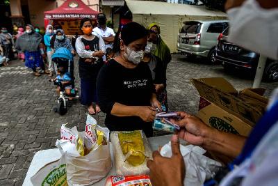 Warga membeli minyak goreng kemasan dalam pasar murah di Kantor Kelurahan Cililitan, Jakarta, 2 Februari 2022.  TEMPO/Tony Hartawan
