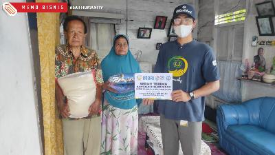 Pemberian bantuan kemanusiaan korban gempa Pasaman Barat, Sumatera Barat.