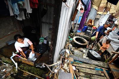 Warga menggunakan air tanah untuk kebutuhan sehari-hari di Jakarta. TEMPO/Tony Hartawan
