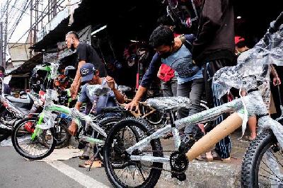 Penjualan sepeda di Pasar Rumput, Manggarai, Jakarta, 22 Juni 2020. TEMPO/Hilman Fathurrahman W