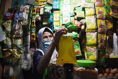 Pedagang menjual minyak goreng curah ukuran 1 kg di Pasar Sehat Cihapit, Bandung, Jawa Barat, 23 Maret 2022. TEMPO/Prima Mulia